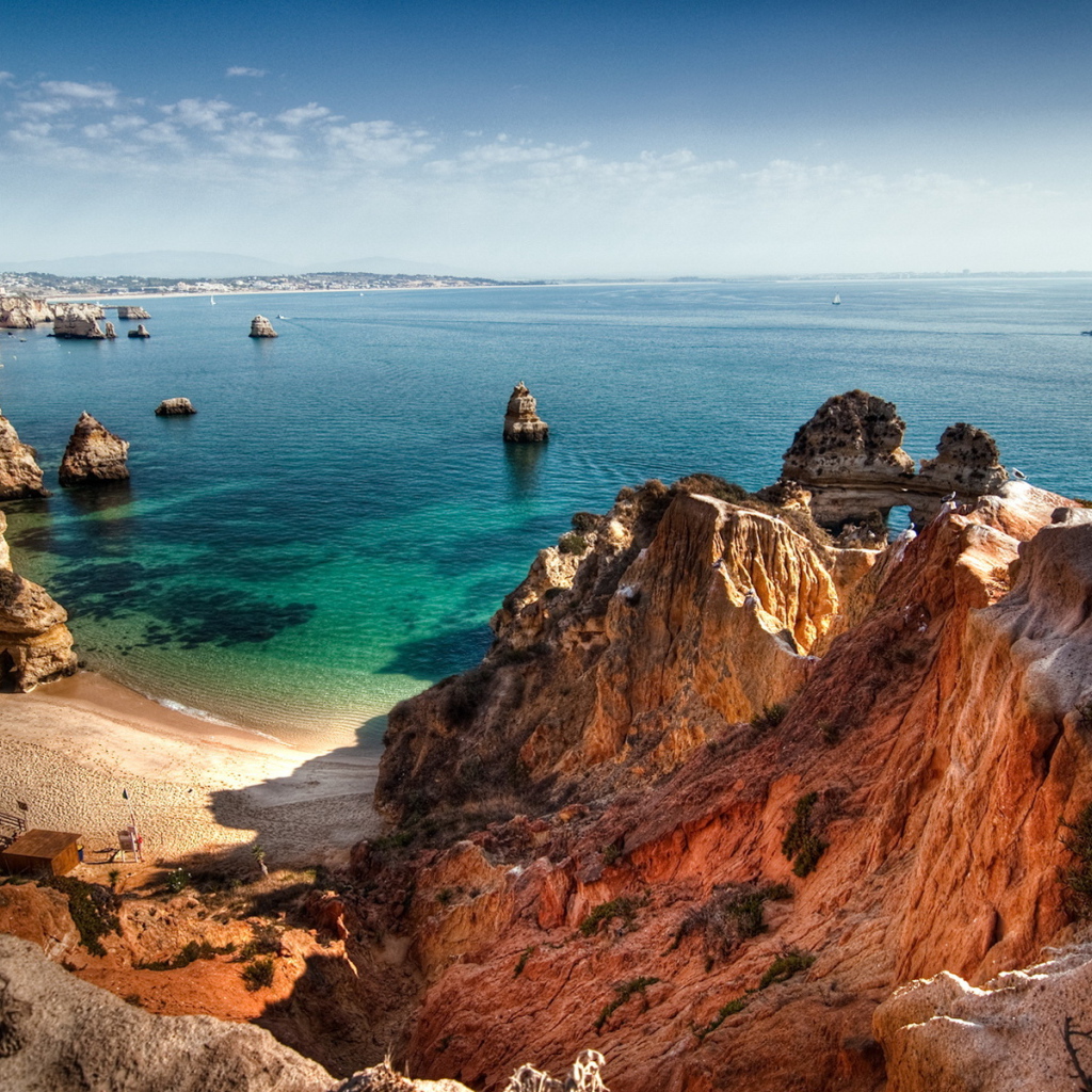 Скалы на побережье