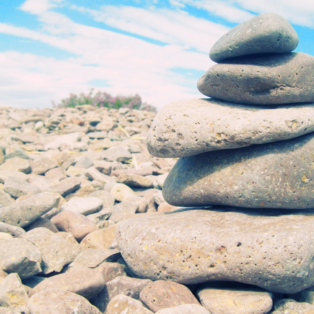 Камни на берегу