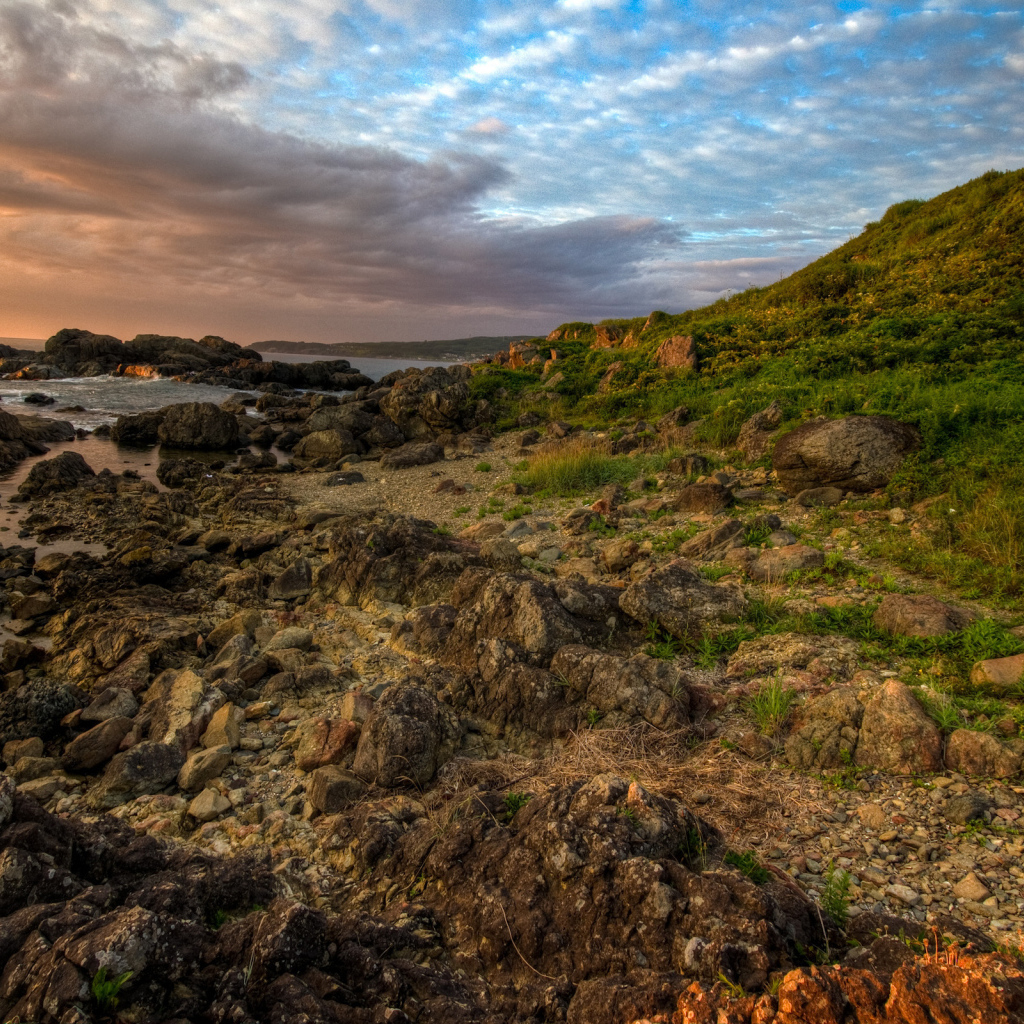 Каменистый берег