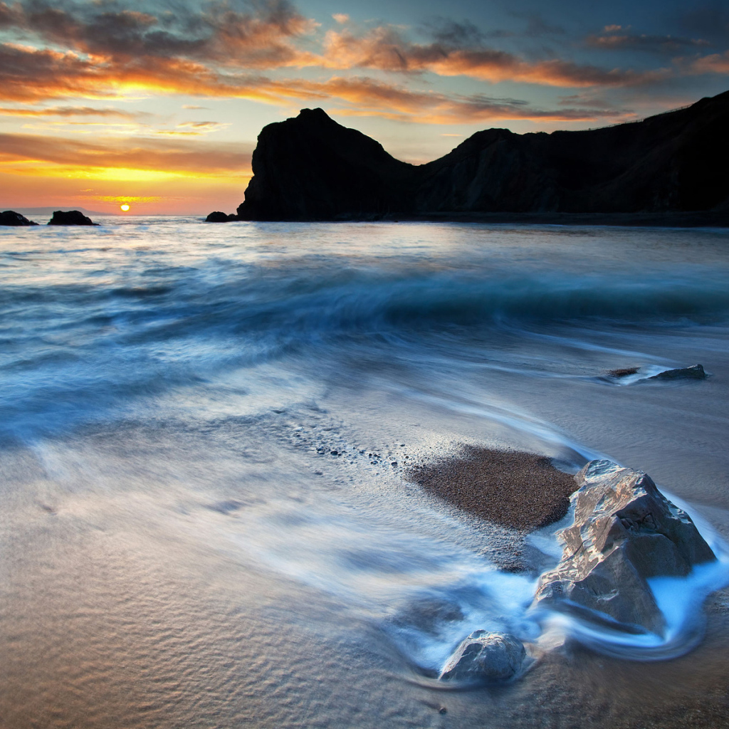 Песчаный берег на закате