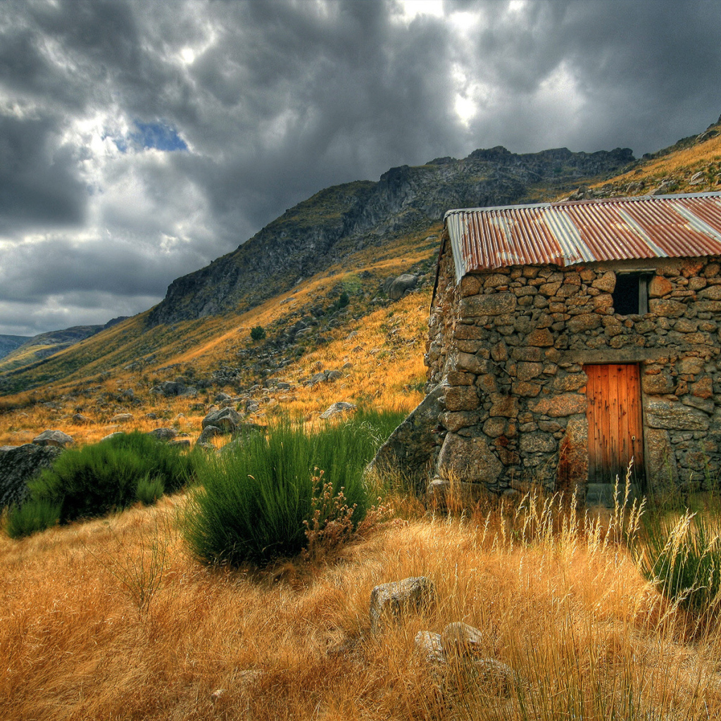 Каменный сарай на склоне