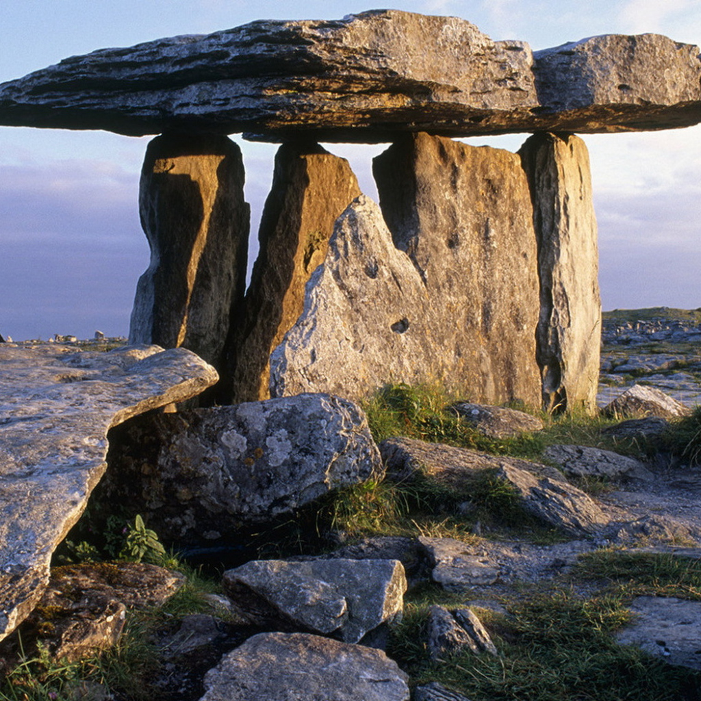 Каменный дольмен