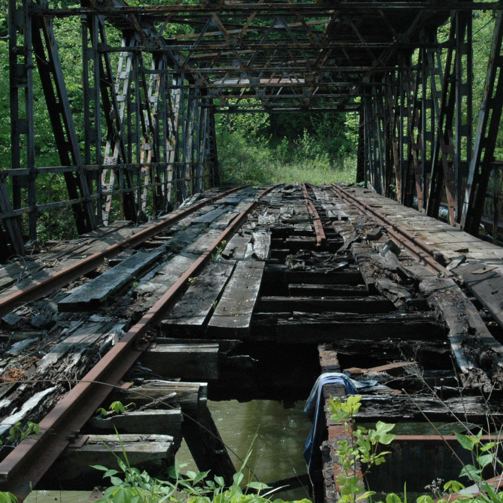 Разрушенная железная дорога