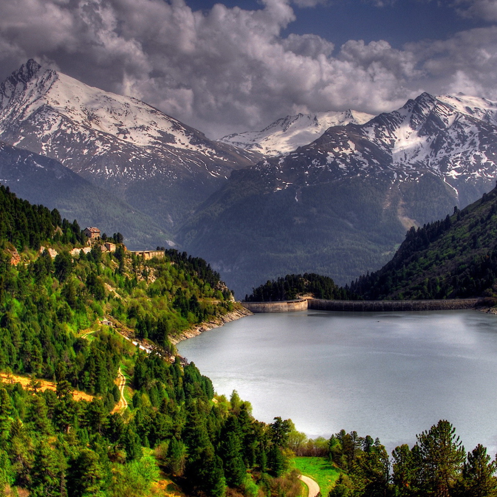 Плотина на горном озере