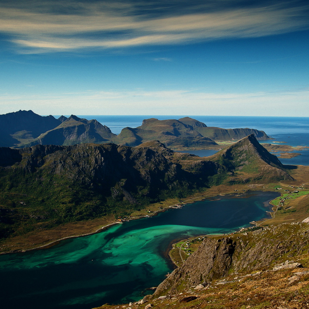 Горы на берегу