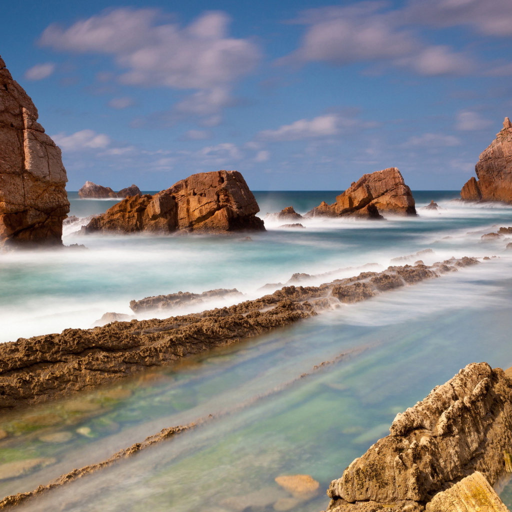 Камни около берега