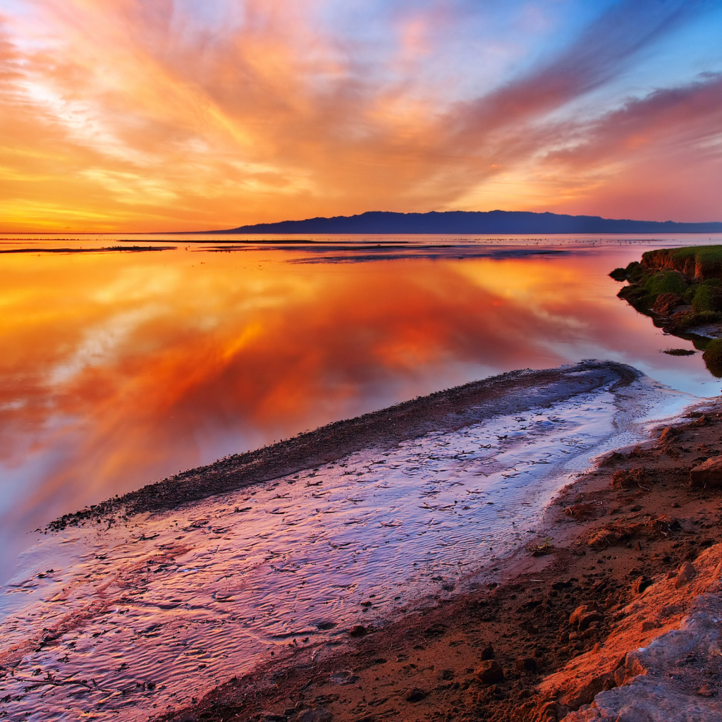 Яркий закат над водой