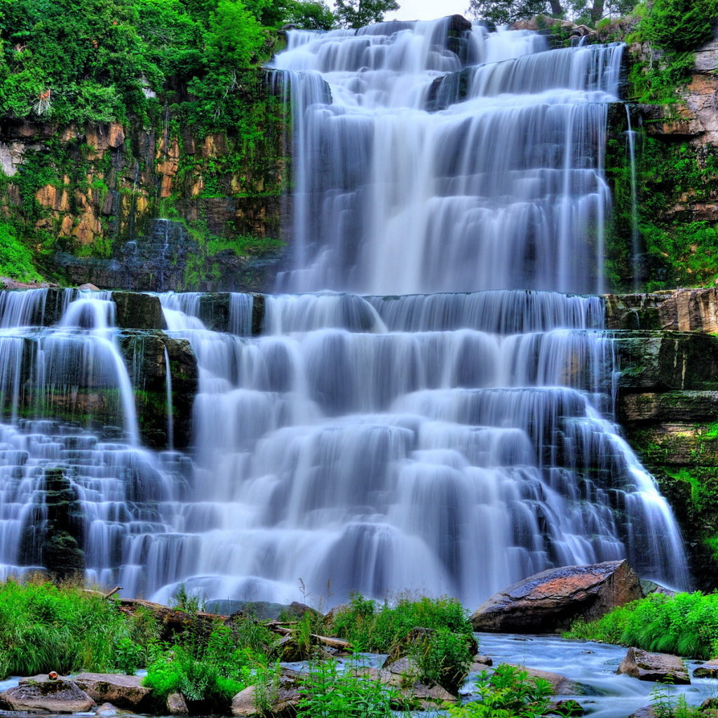 Красивый водопад