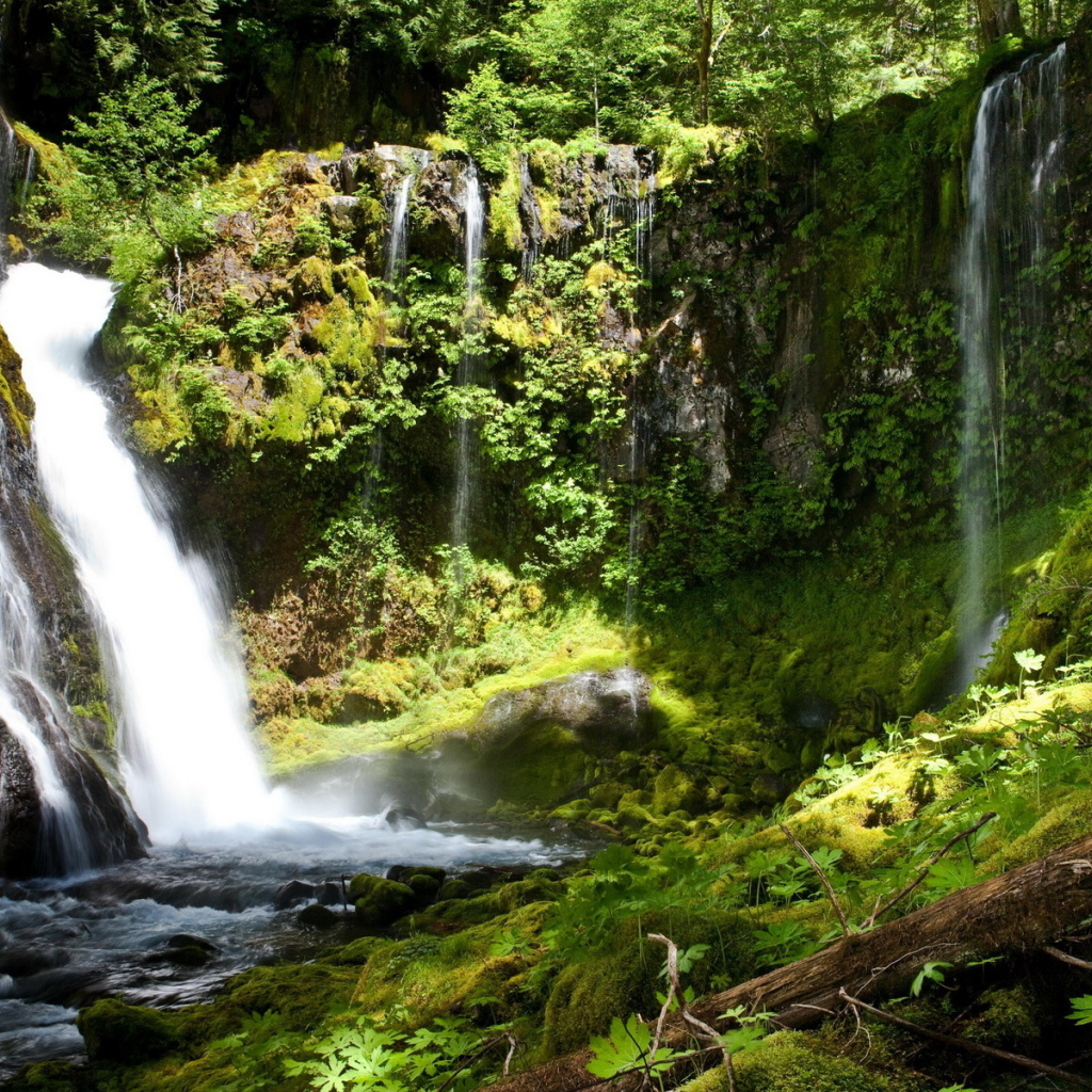 Водопад среди камней