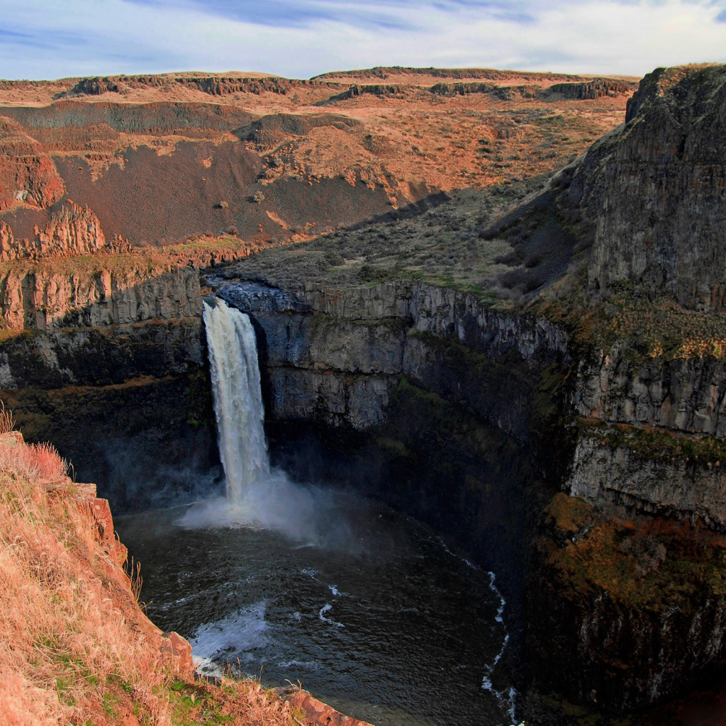 Водопад в каньоне