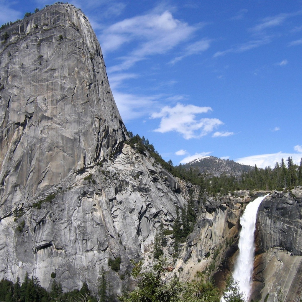 Скала и водопад