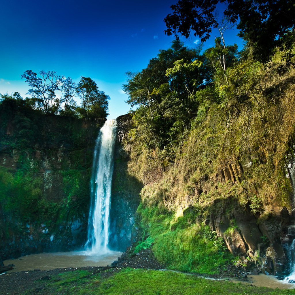 Небольшой водопад