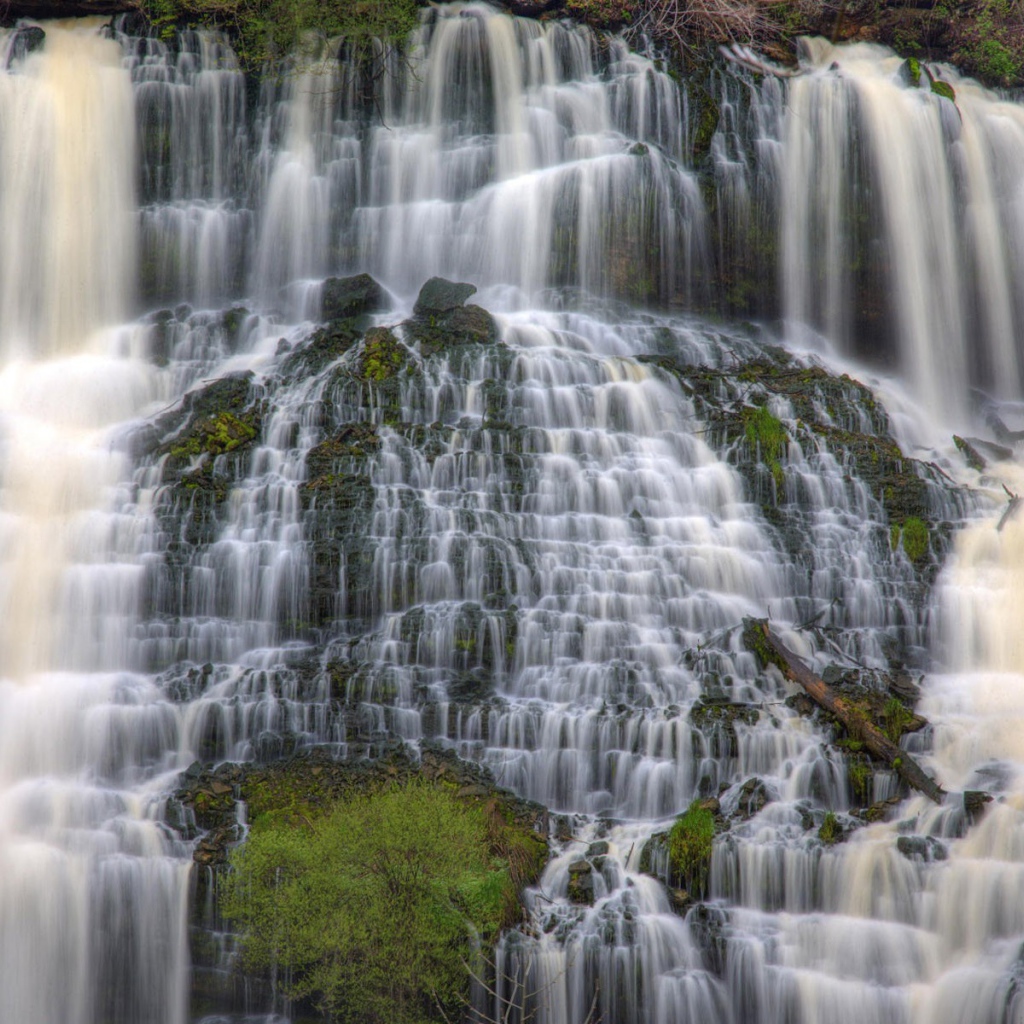 Красивый водопад