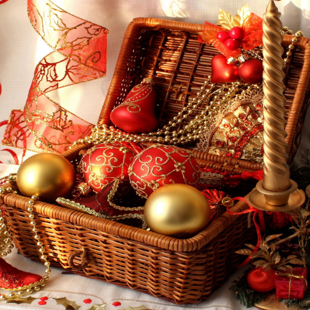 Корзинка с игрушками