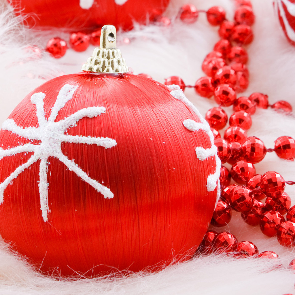 Праздничные игрушки