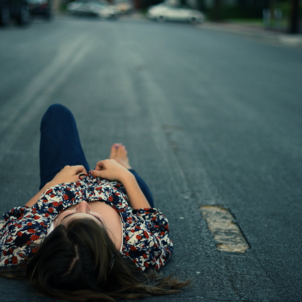 Отдыхает на дороге