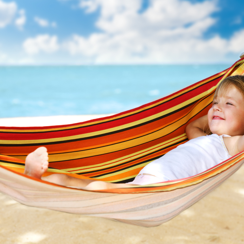 Девочка в гамаке