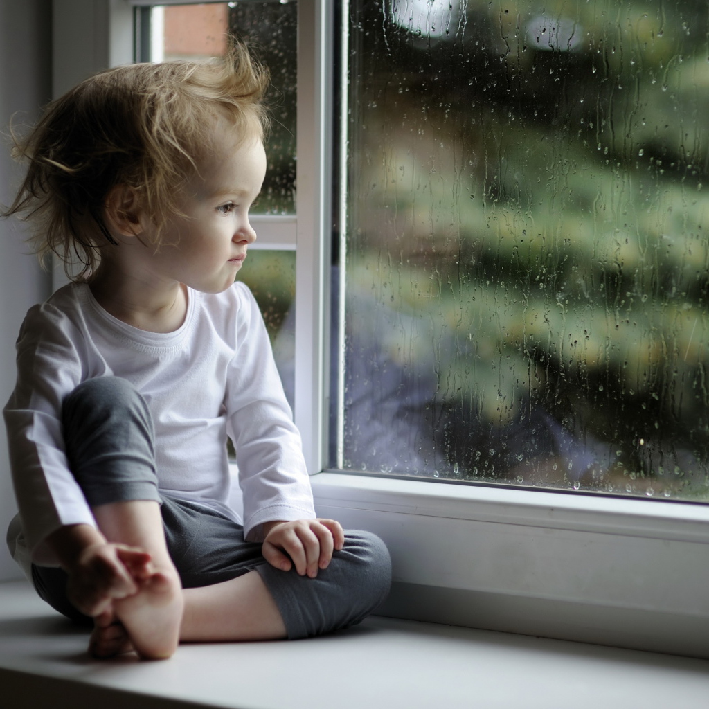 Девочка на подоконнике