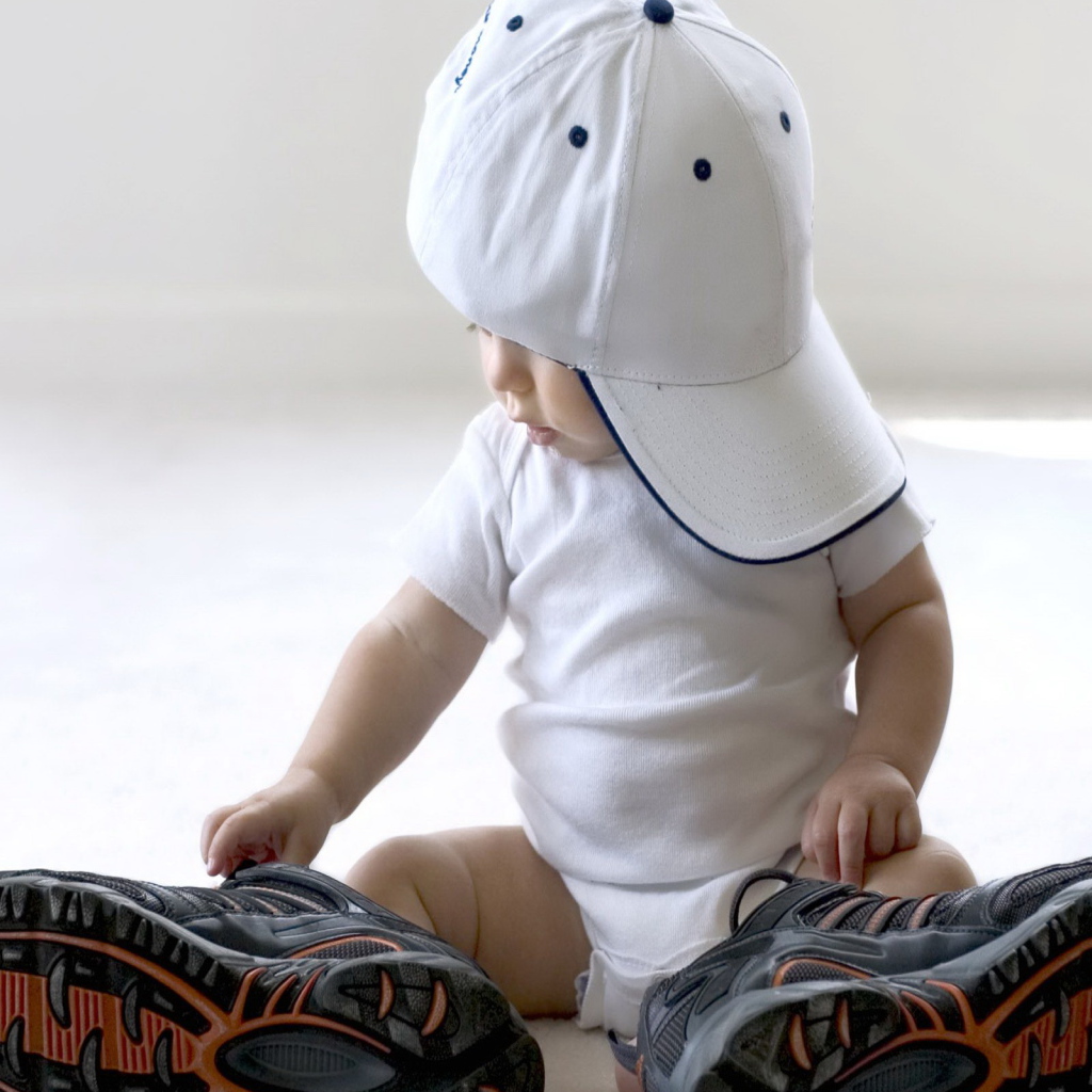 Малыш в большой одежде