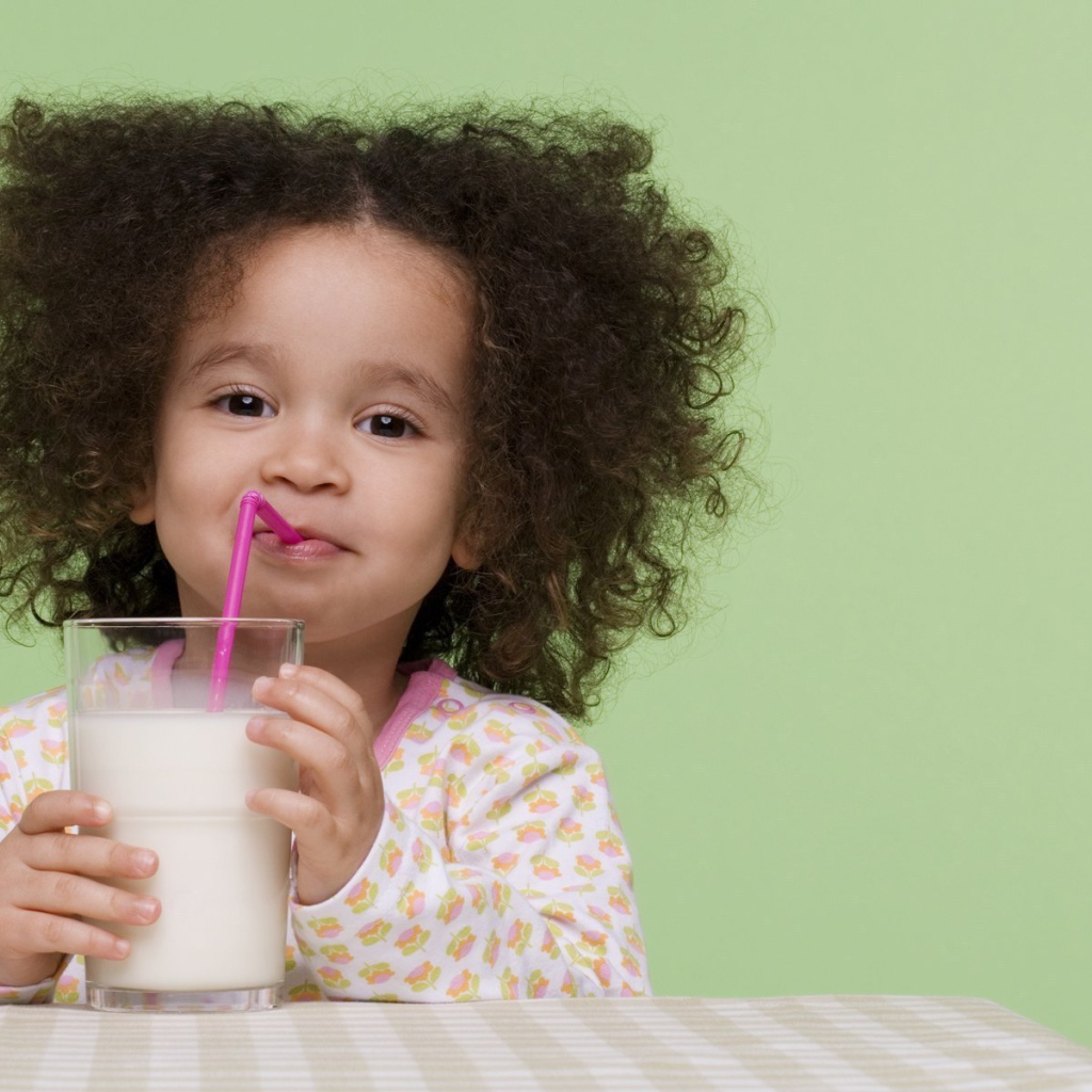 Девочка с молоком