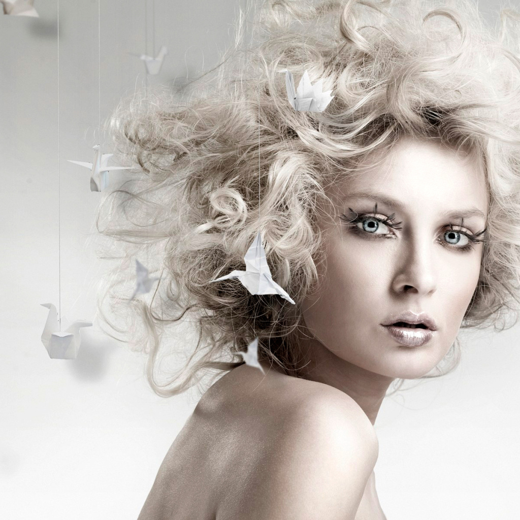 Девушка и птички