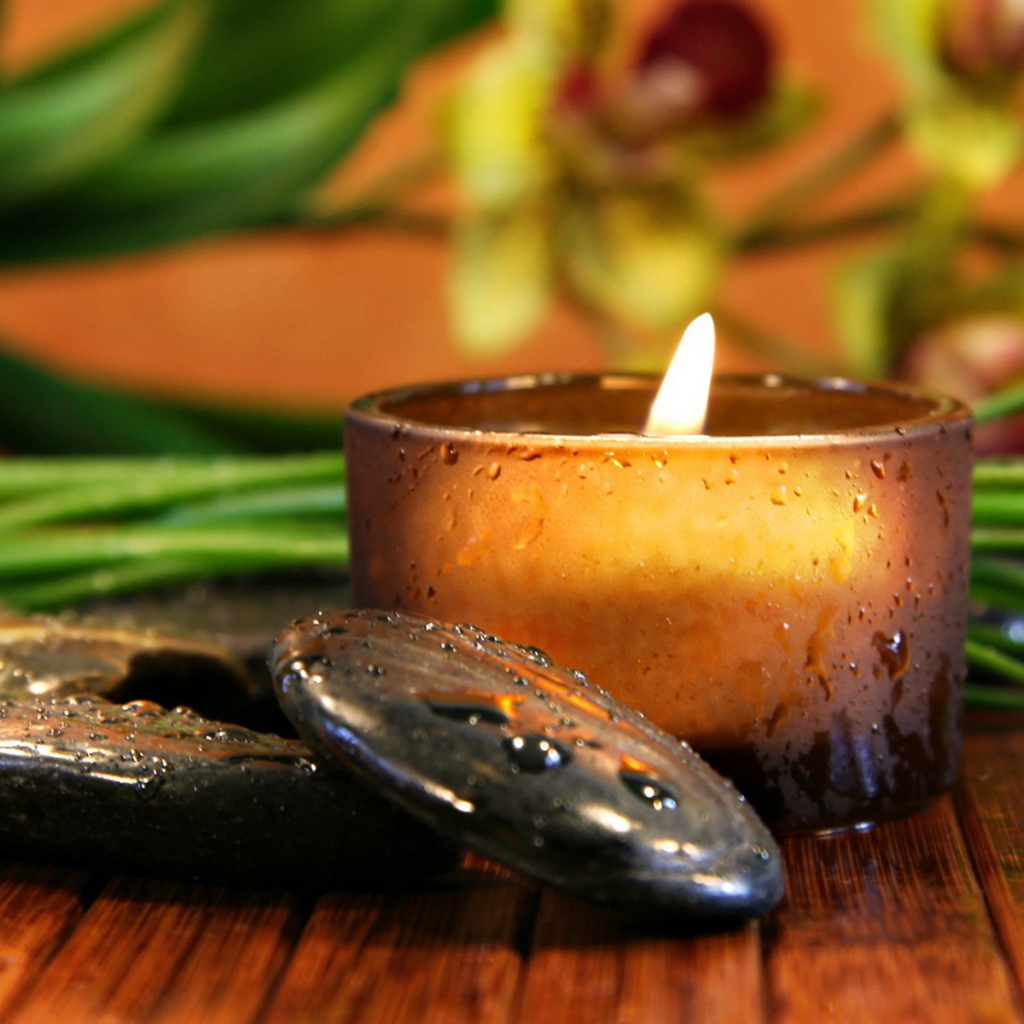 Свеча и камни