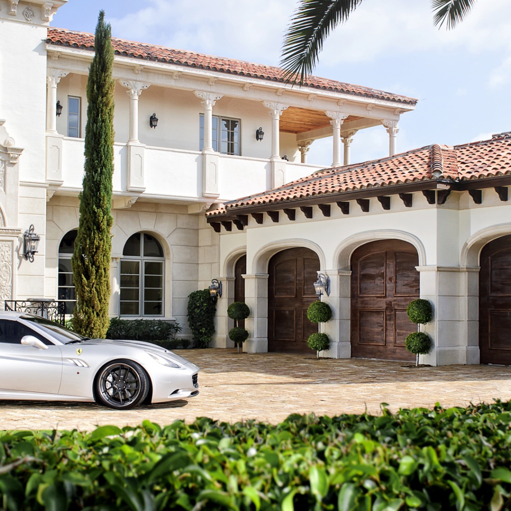 Ferrari возле богатого дома