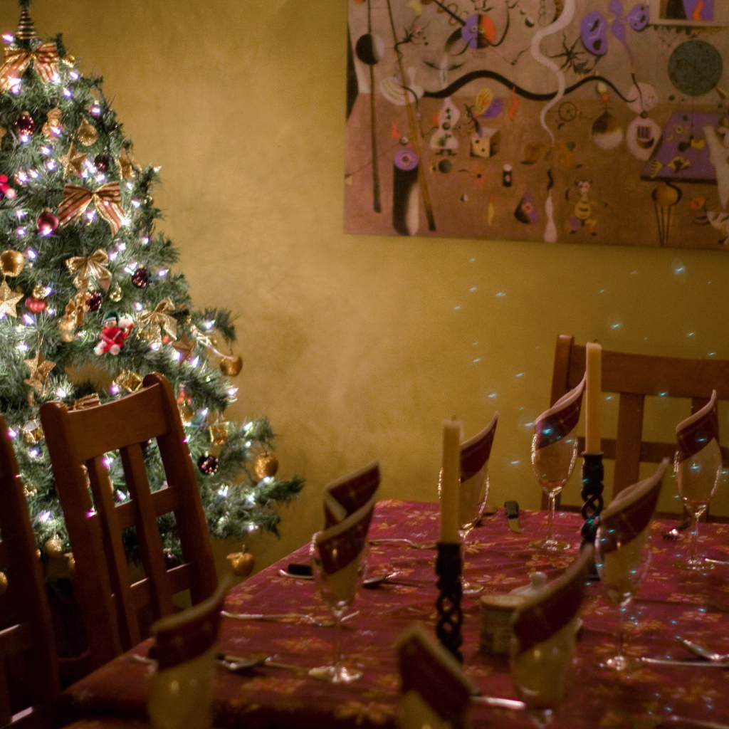 Елка у новогоднего стола