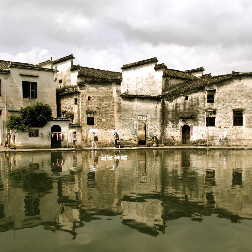 Старый город на берегу