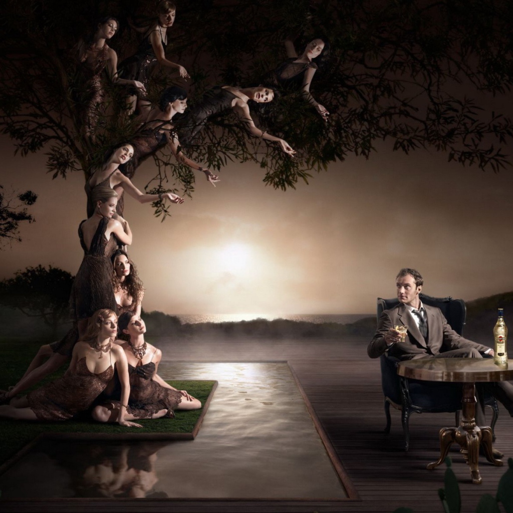 Дерево с девушками