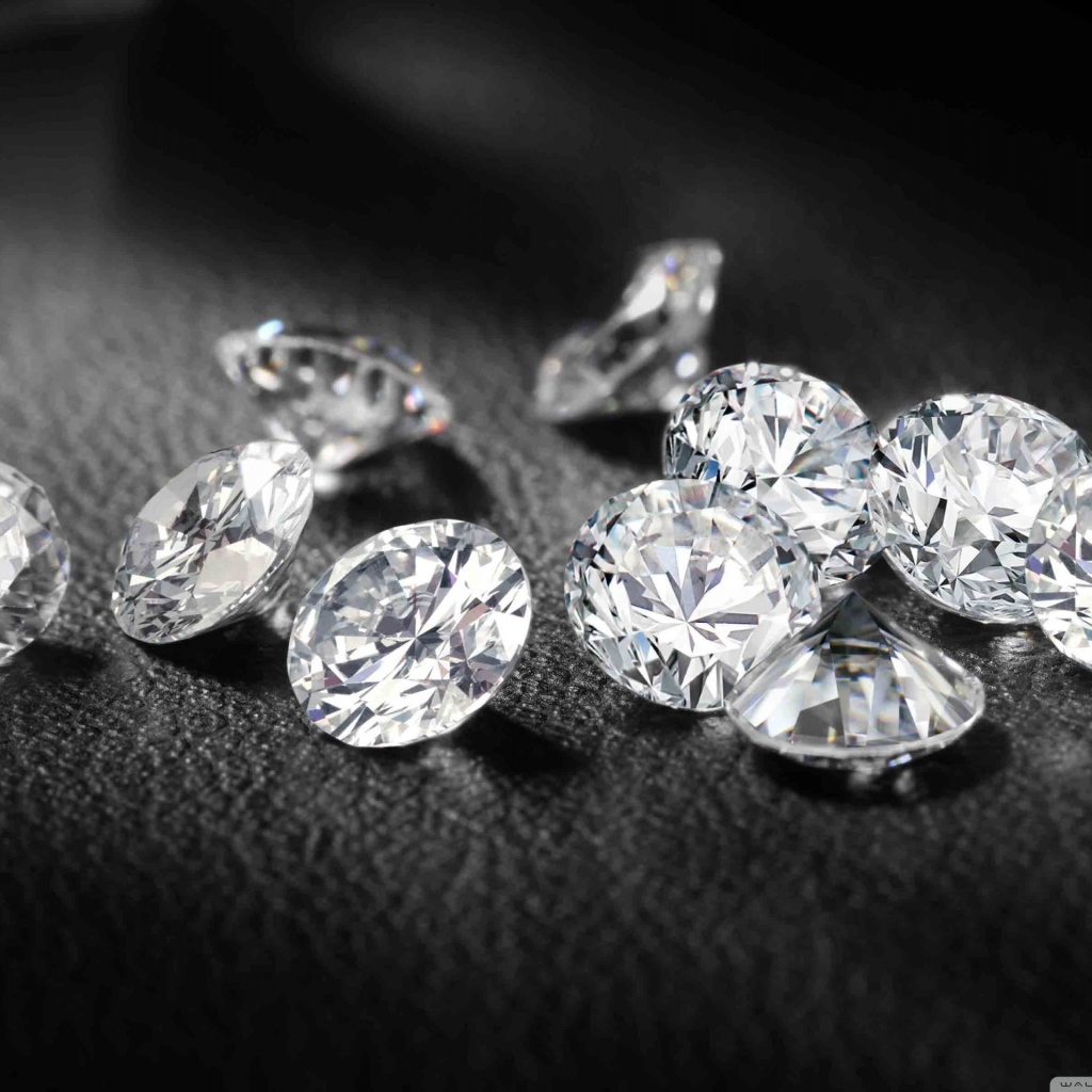 Бриллианты на черной коже