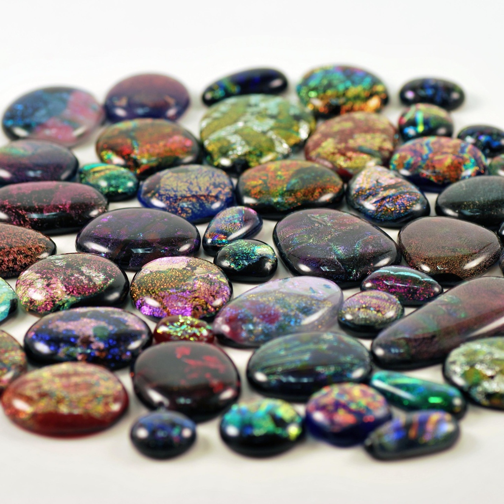 Перламутровые камни