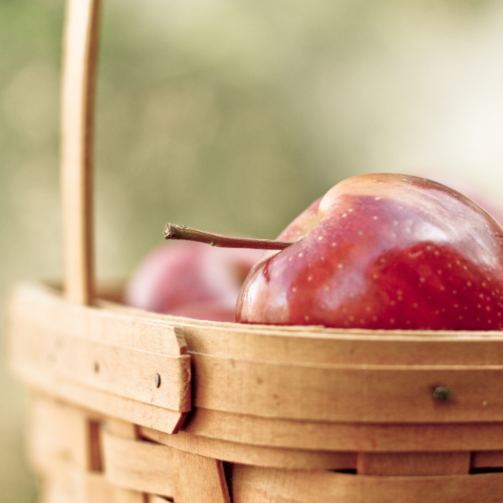 Корзина с яблоками