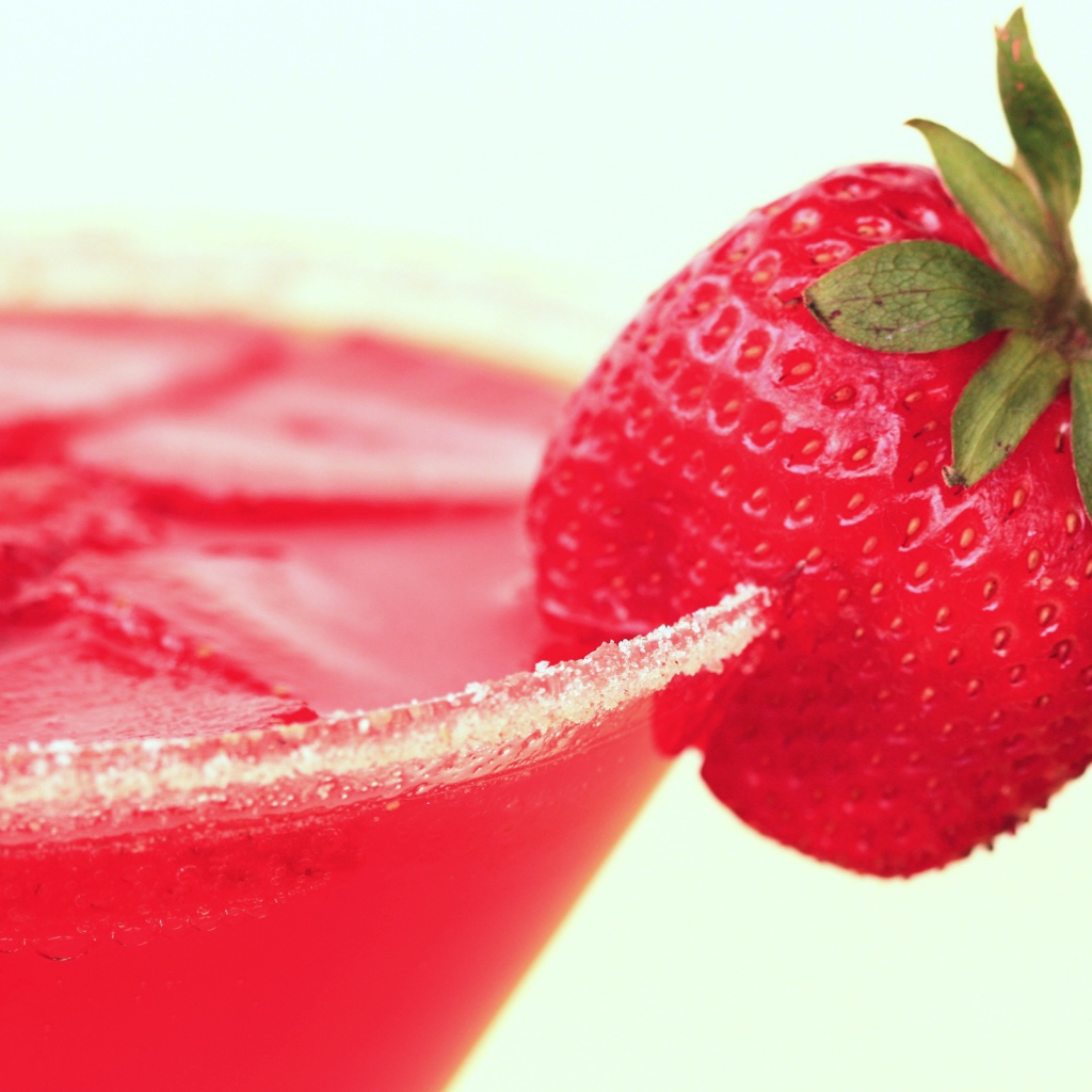 Десерт с клубникой