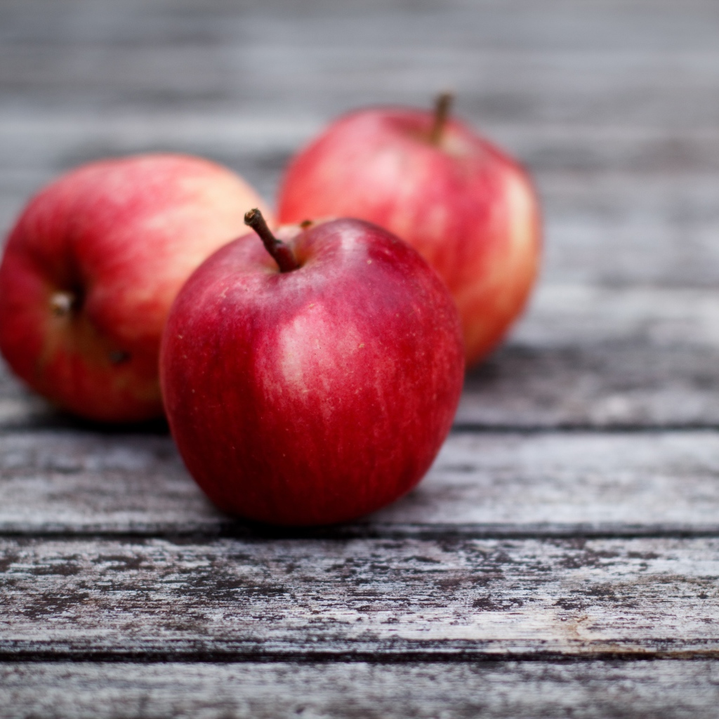 Три яблока