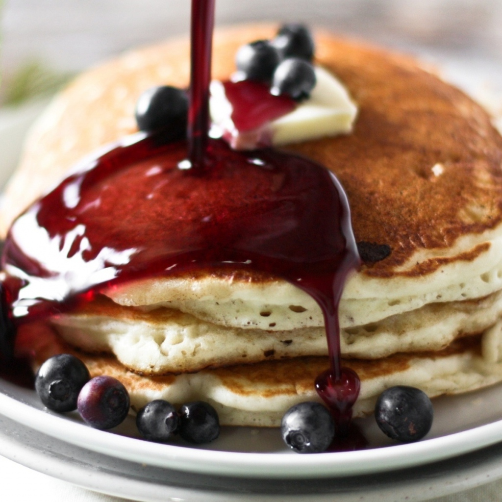 Блины с вареньем и ягодами