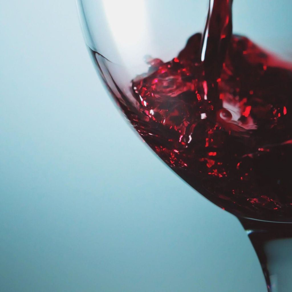 Красное вино в бокале