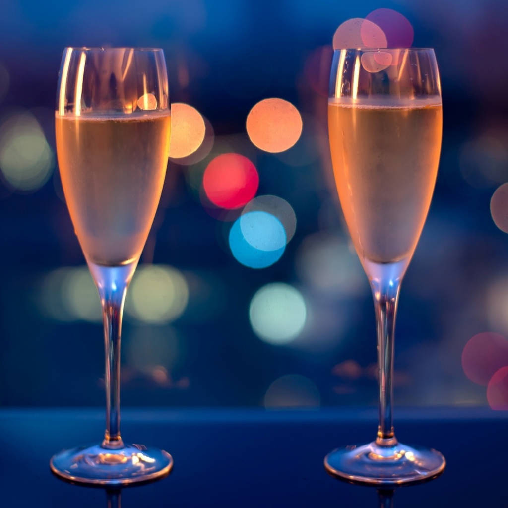 Два бокала с шапманским