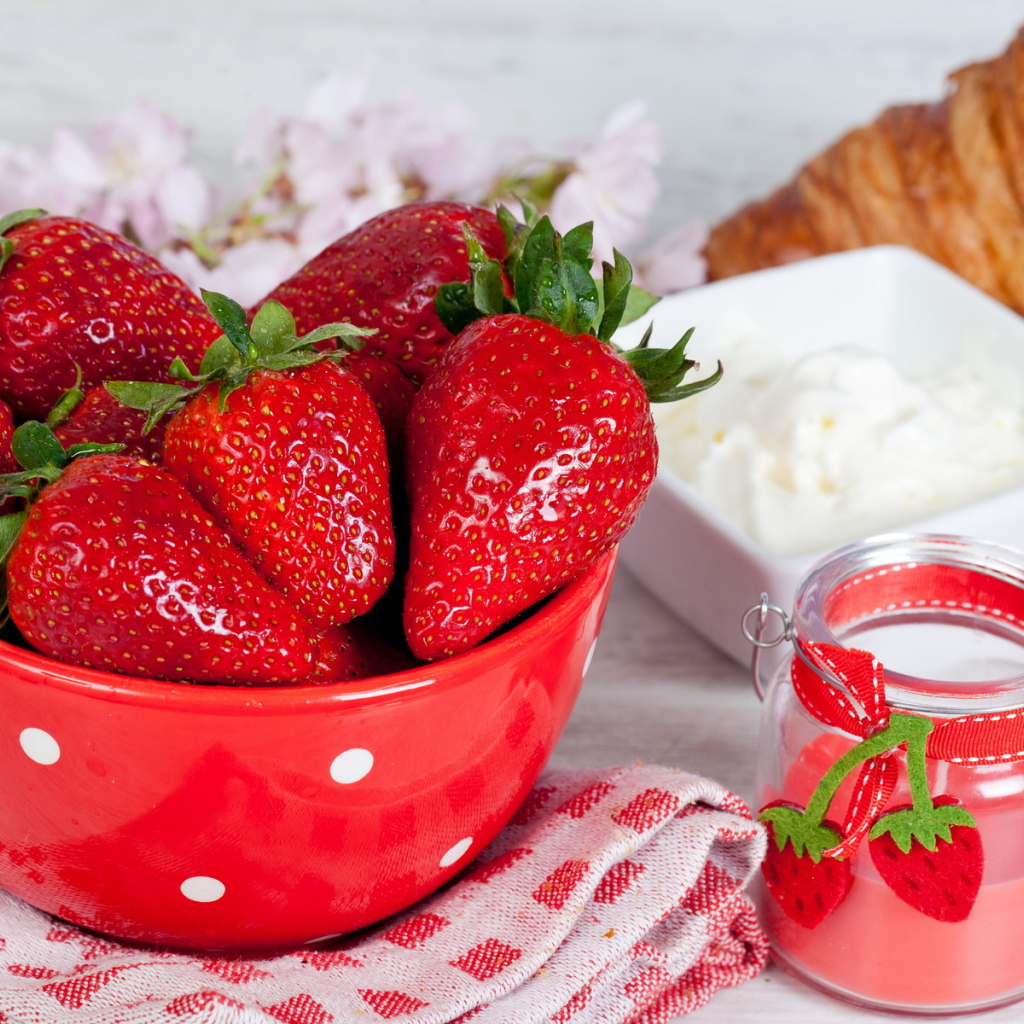 Клубника в тарелке