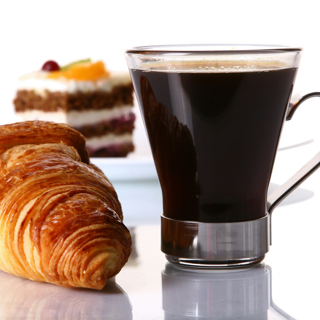 Круассан и кофе