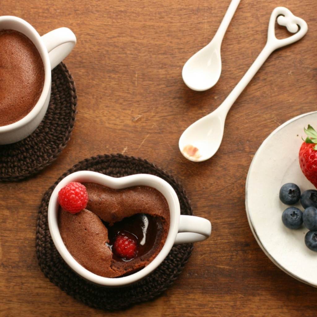 Шоколадный десерт с ягодами