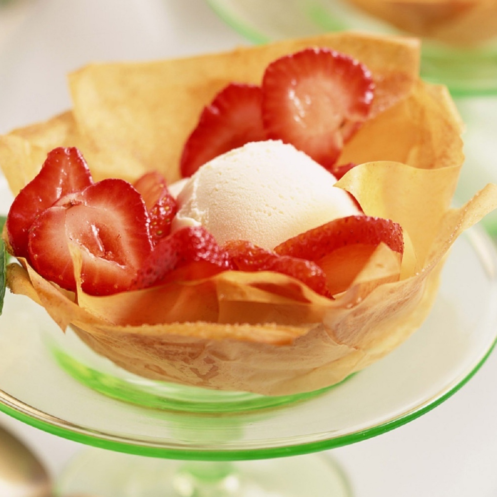 Мороженое с клубникой