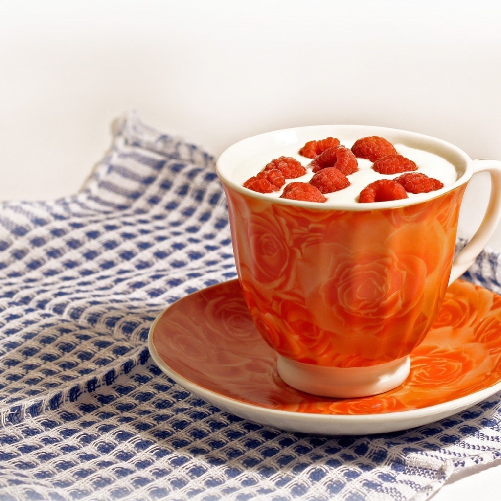 Йогурт с малиной