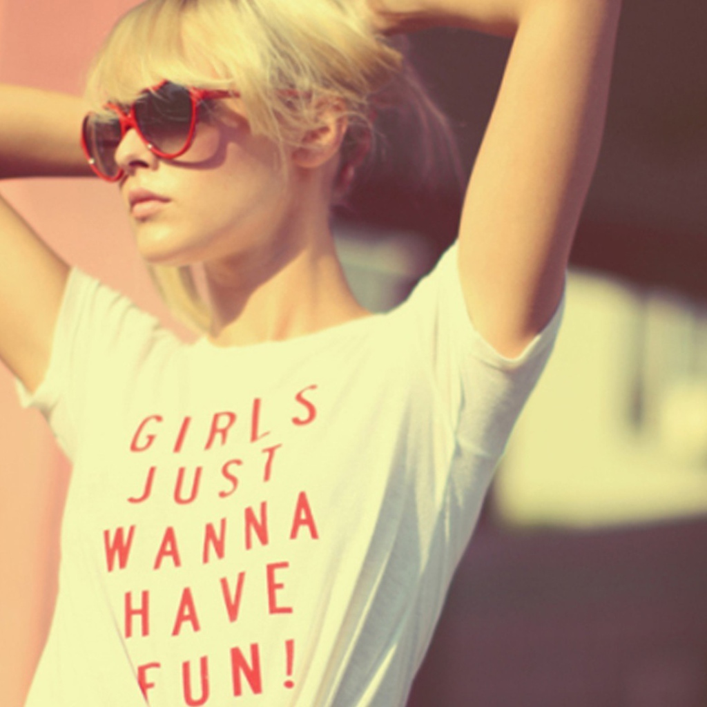 Блондинка в очках