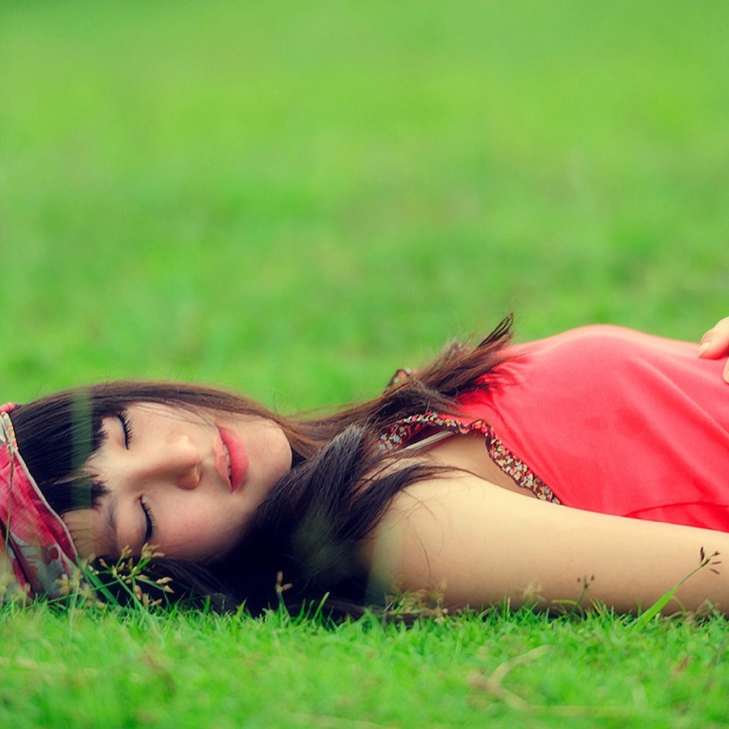 Девушка лежит на траве