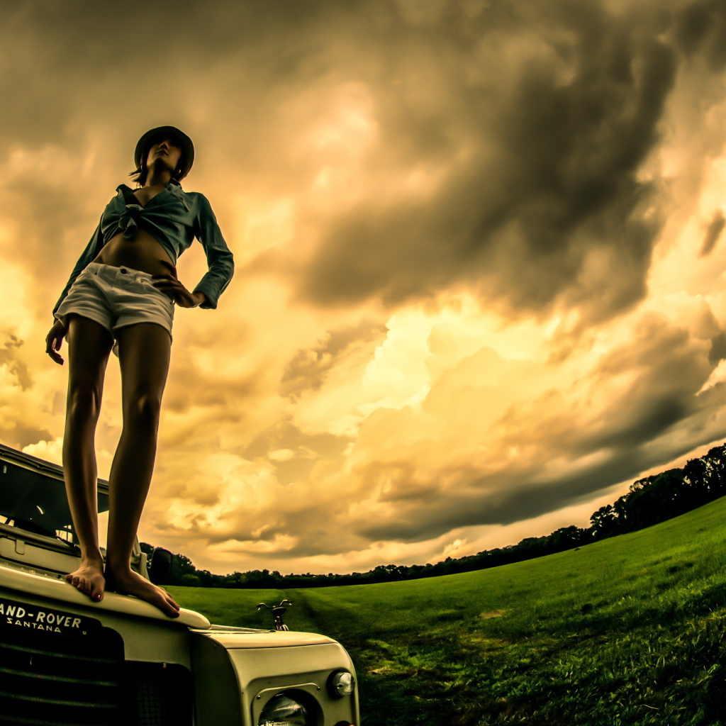 Девушка на капоте