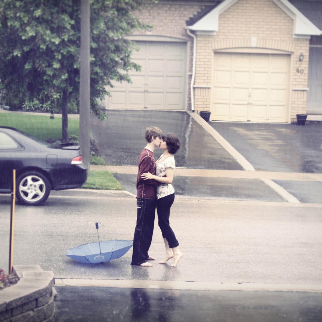 Поцелуй во время дождя