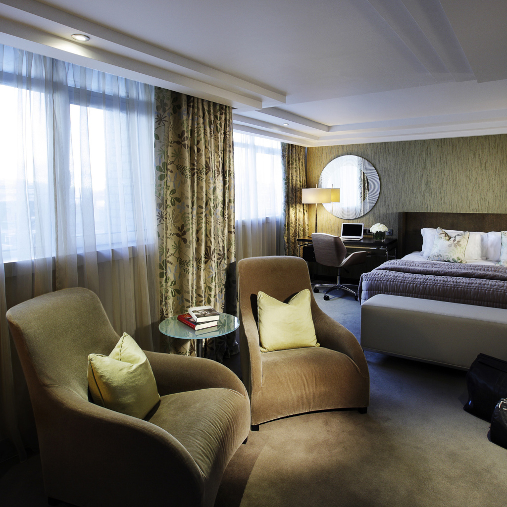 Бежевый интерьер спальни