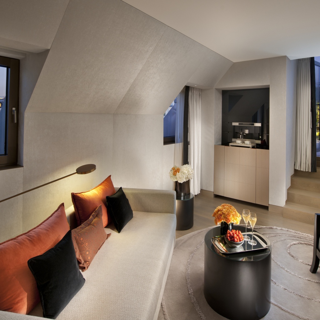 Комната с балконом