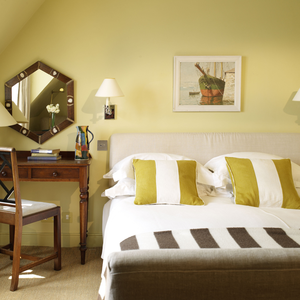 Желтый цвет в спальне